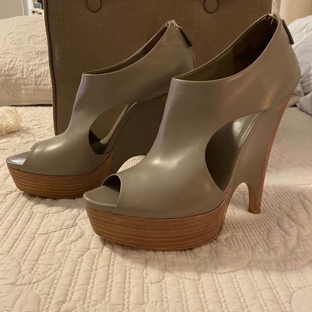 Gucci heels size 42